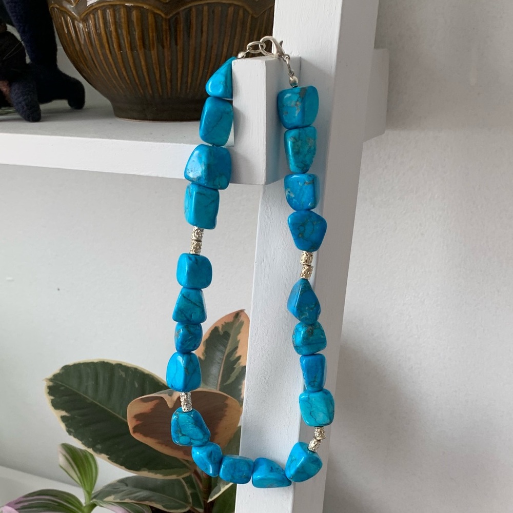 Turquoise coloured bright blue necklace with silver details